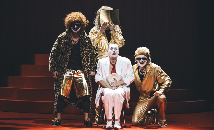 Черная кошка, белый кот