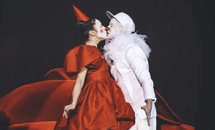 Черная кошка, белый кот